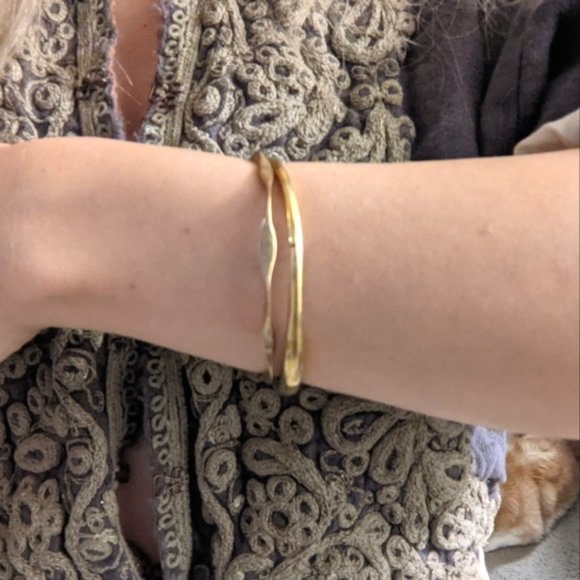 Delialangan bronze wavy bangle - Picture 5 of 8